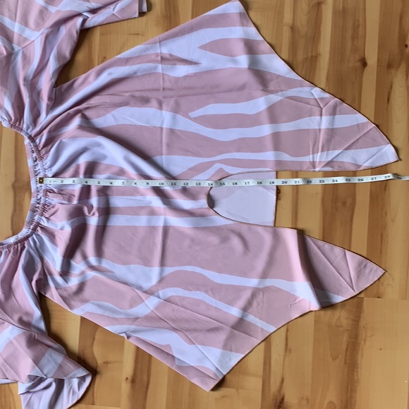 Pink & white flowy blouse. Medium - Picture 4 of 6